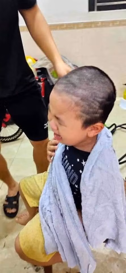 Màn "thảm hoạ" cắt tóc này đã khiến cậu bé oà khóc, cái kết không mấy ngọt ngào khi con trai đã nhìn thấy diện mạo của mình trong gương. Ảnh: Trúc Quỳnh