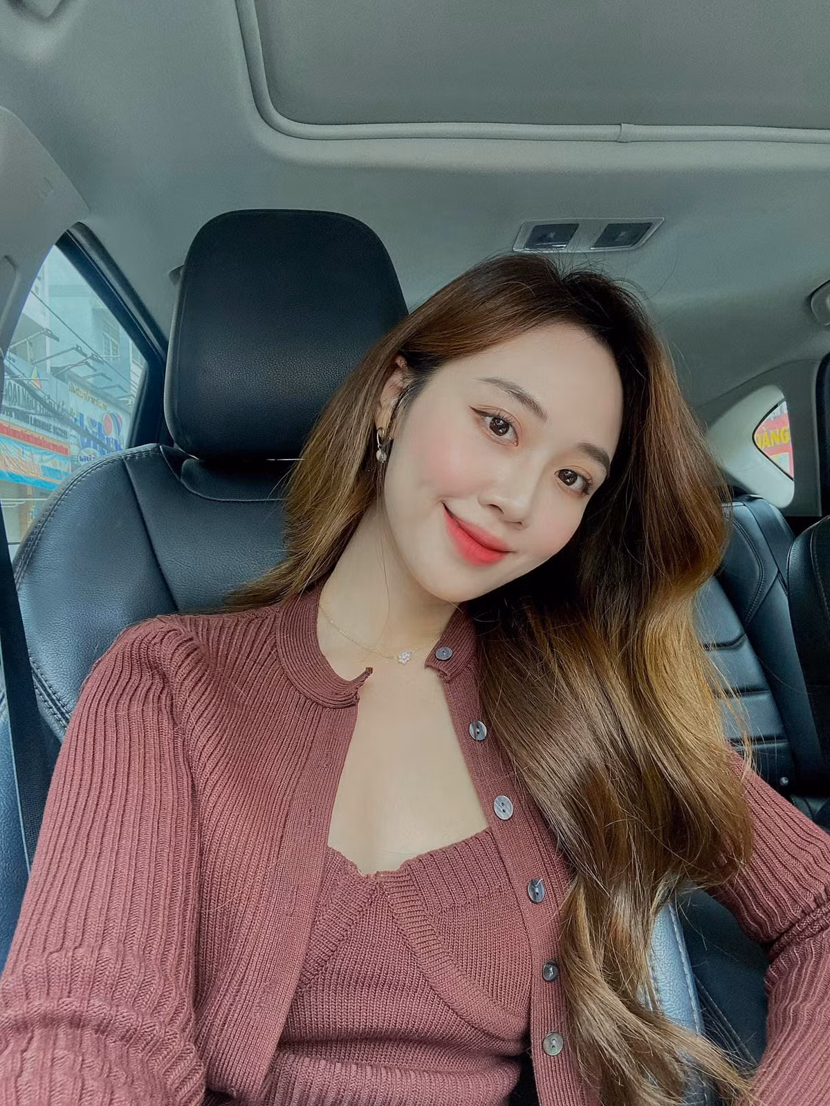 Sở hữu gần 30.000 người theo dõi trên Facebook cá nhân, Lưu Thanh Xuân còn gây ấn tượng bởi cái tên lạ và nhan sắc hút hồn.