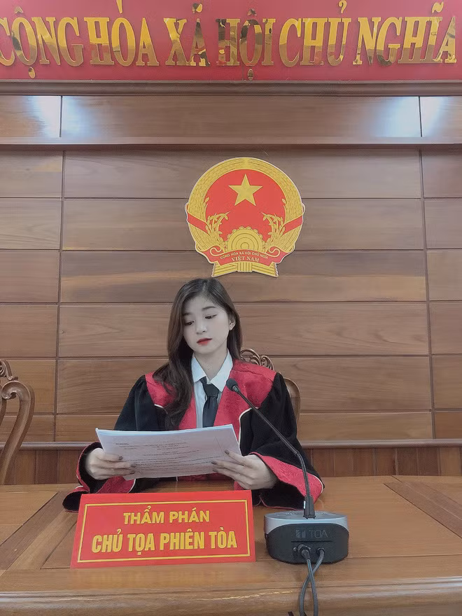 Mới đây trên mạng xã hội bất ngờ xuất hiện loạt hình ảnh một hot girl với gương mặt thanh tú, xinh đẹp diện trang phục thẩm phán ngồi tại tòa án.