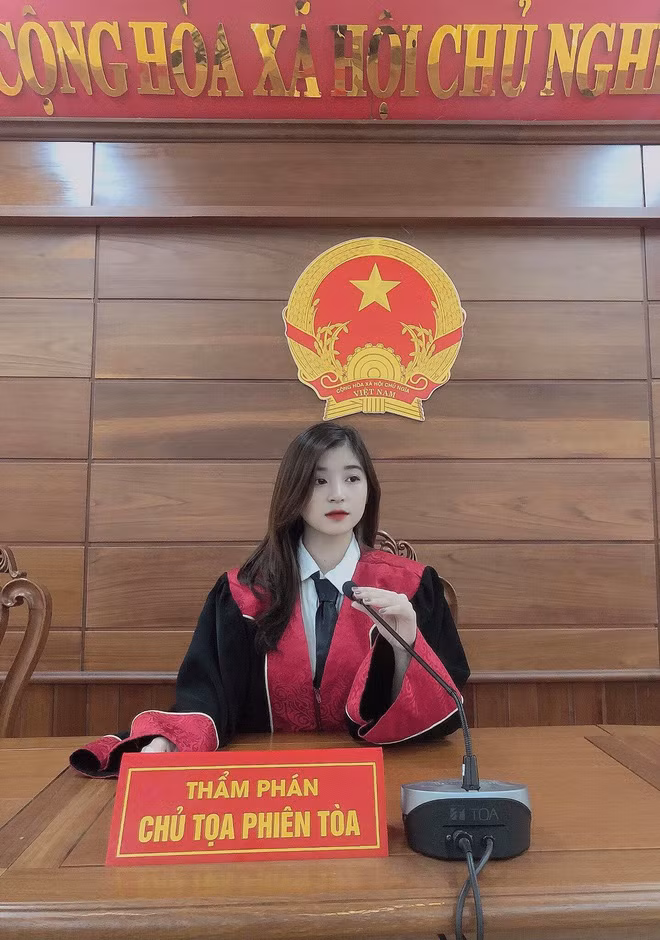 "Hot girl thẩm phán" gây xao xuyến MXH có tên là Phan Thị Thu Hoài (sinh năm 1999, Nghệ An), là sinh viên năm cuối khoa Luật, ĐH Vinh.