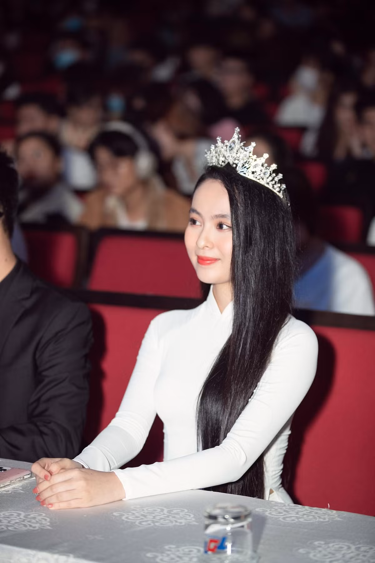Ái Phi là nữ sinh ngành Luật, hot girl này cũng từng giành giải Hoa khôi của trường.