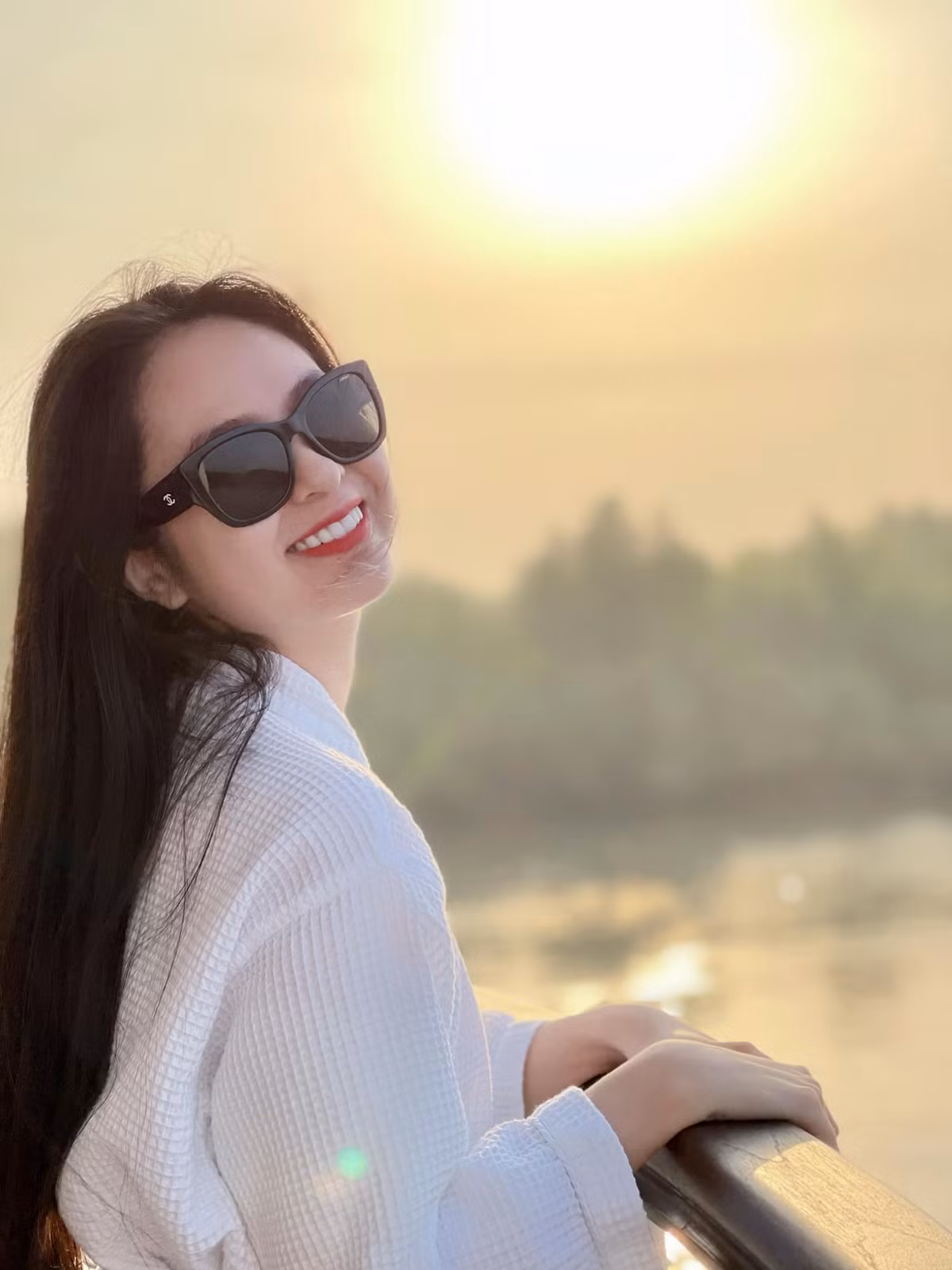 Không cần tạo dáng cầu kỳ, cô nàng vẫn hấp dẫn và cuốn hút nhờ vóc dáng và gương mặt thánh thiện.