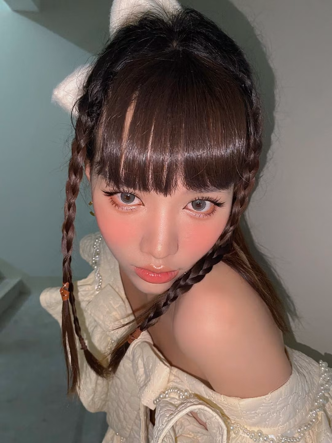 "Đỉnh cao makeup luôn, làm video hướng dẫn đi gái", "Mặt thật bạn này đâu có xấu, do bạn ấy tô thêm chút để làm trend biến hình thôi",... là một số bình luận từ cư dân mạng.