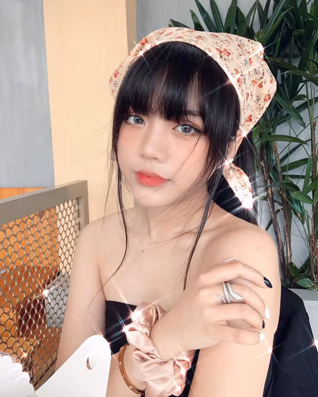 Ngoài ra, cô đang trong quá trình hoàn thiện visa để đi du học.