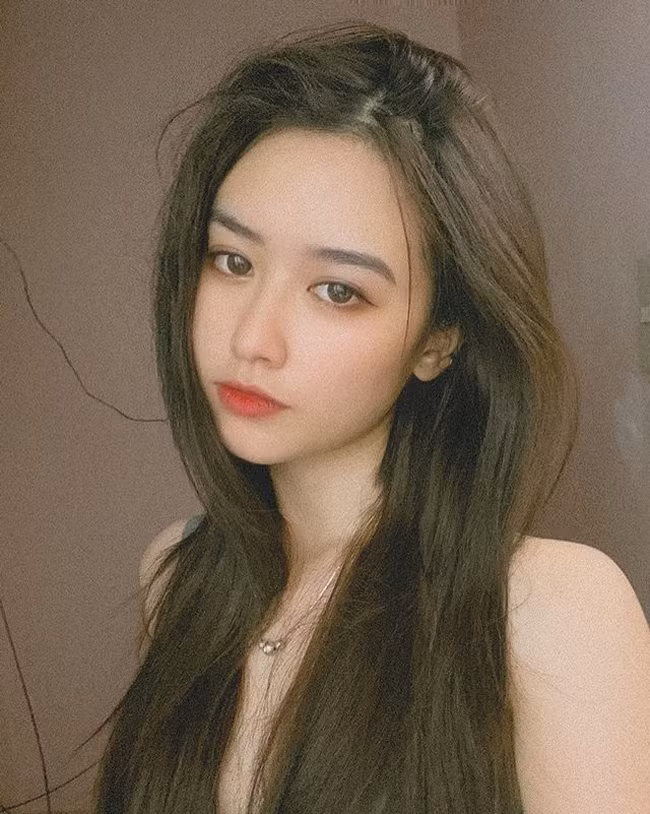 Gương mặt xinh như nàng thơ, body bốc lửa là lợi thế của cô gái 23 tuổi.