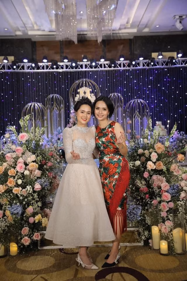 Trước đó, chị gái Quỳnh Anh cũng đã đưa ra 2 lựa chọn cho nhân viên này rằng: Một là nghỉ luôn thì sẽ nhận được lương cứng. Phương án còn lại là sau khi hết giãn cách, đi lên shop bàn giao công việc và đào tạo lại nhân viên mới thì sẽ được chuyển khoản tiền thưởng + lương những ngày làm việc còn lại.