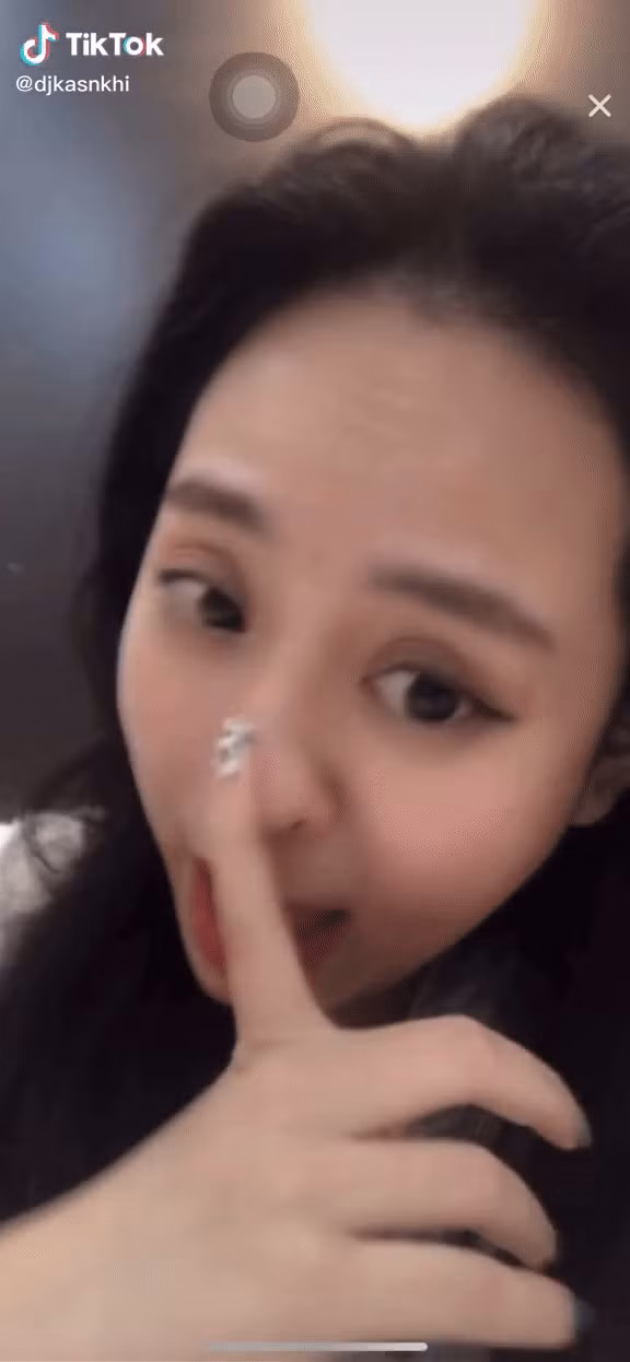 Tiêu biểu như trong một đoạn video cắt ra từ một lần livestream cô giáo hot girl này đã phải đưa ra câu trả lời trước nghi vấn từng sửa mũi. Ngoài việc nói bằng lời, Minh Thu còn không ngại ngần dùng tay nắn bóp, "vày vò" chiếc mũi của mình để chứng minh mũi mình cao tự nhiên. Hành động này khiến học sinh khó hiểu và cho rằng cô chỉ cần tập trung dạy học thôi.