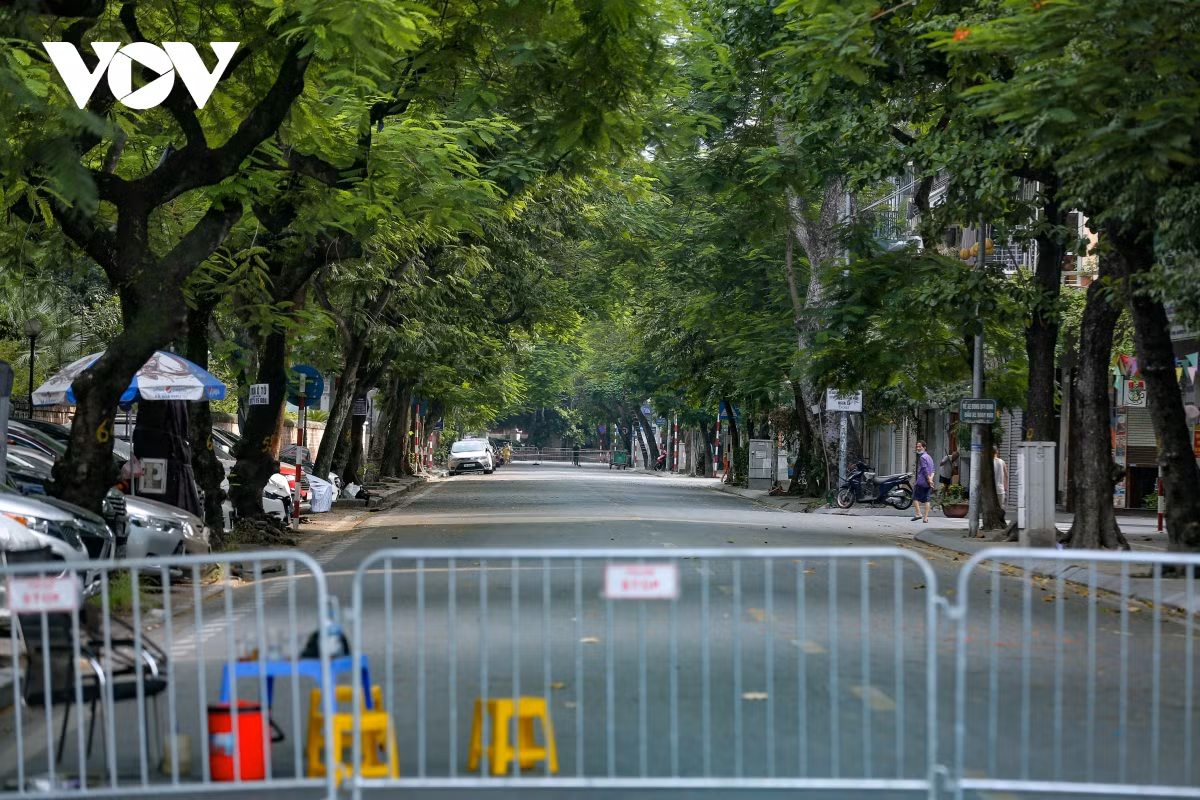 Quang cảnh vắng vẻ bên trong khu vực cách ly y tế.