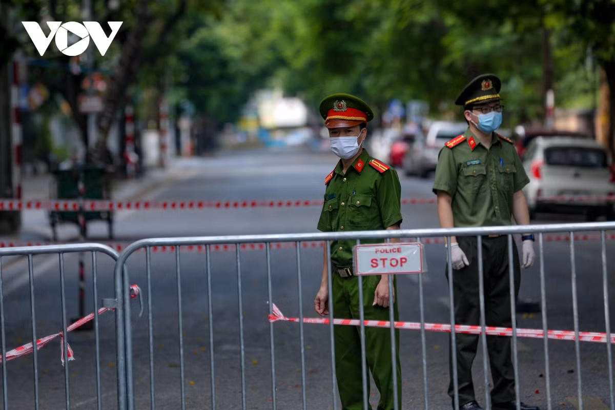 Lực lượng công an của quận Đống Đa đang tiến hành lập chốt để kiểm soát 24/24 tất cả các ngõ ngách của 2 phường này.