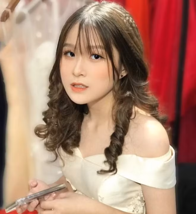 Trước đó, Châu Anh từng tâm sự việc học của mình không hề dễ dàng như nhiều người vẫn nghĩ, cô nàng 10x cũng rất áp lực học tập vì phải so sánh điểm với học sinh trên thế giới, học sao cho không phí tiền của cha mẹ.