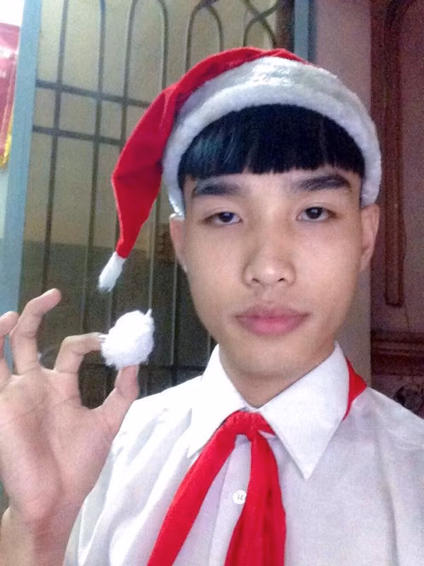 Chỉ với một bản parody Con Người Ta (chế lời từ ca khúc Vợ Người Ta), Củ Tỏi (tên thật Nguyễn Tiến Dũng) vụt sáng thành hiện tượng trên MXH của Việt Nam.