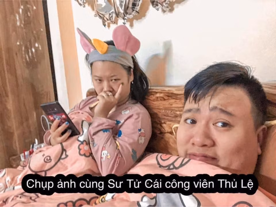 Hình ảnh khiến netizen tâm đắc nhất có lẽ là bức ảnh chụp cùng vợ để tưởng tượng đang chụp ảnh cùng sư tử tại công viên Thủ Lệ.
