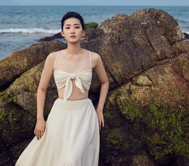 Dù người khá mảnh mai nhưng bù lại Phan Cẩm Nhi lại có đặc điểm cơ thể ấn tượng để có vòng 3 quyến rũ.