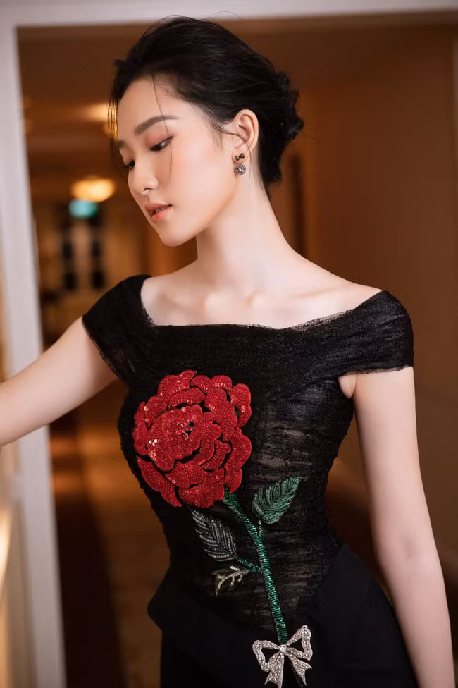 Người đẹp được nhận xét là ở góc chính diện, sống mũi và khuôn miệng giống với "thần tiên tỷ tỷ".