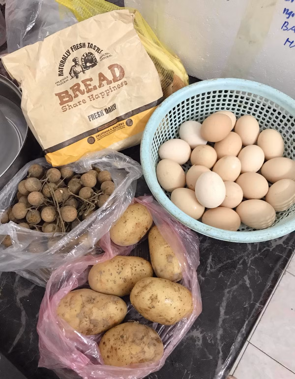 Đằng sau mỗi túi đồ ăn là tình cảm của gia đình gửi lên thành phố.