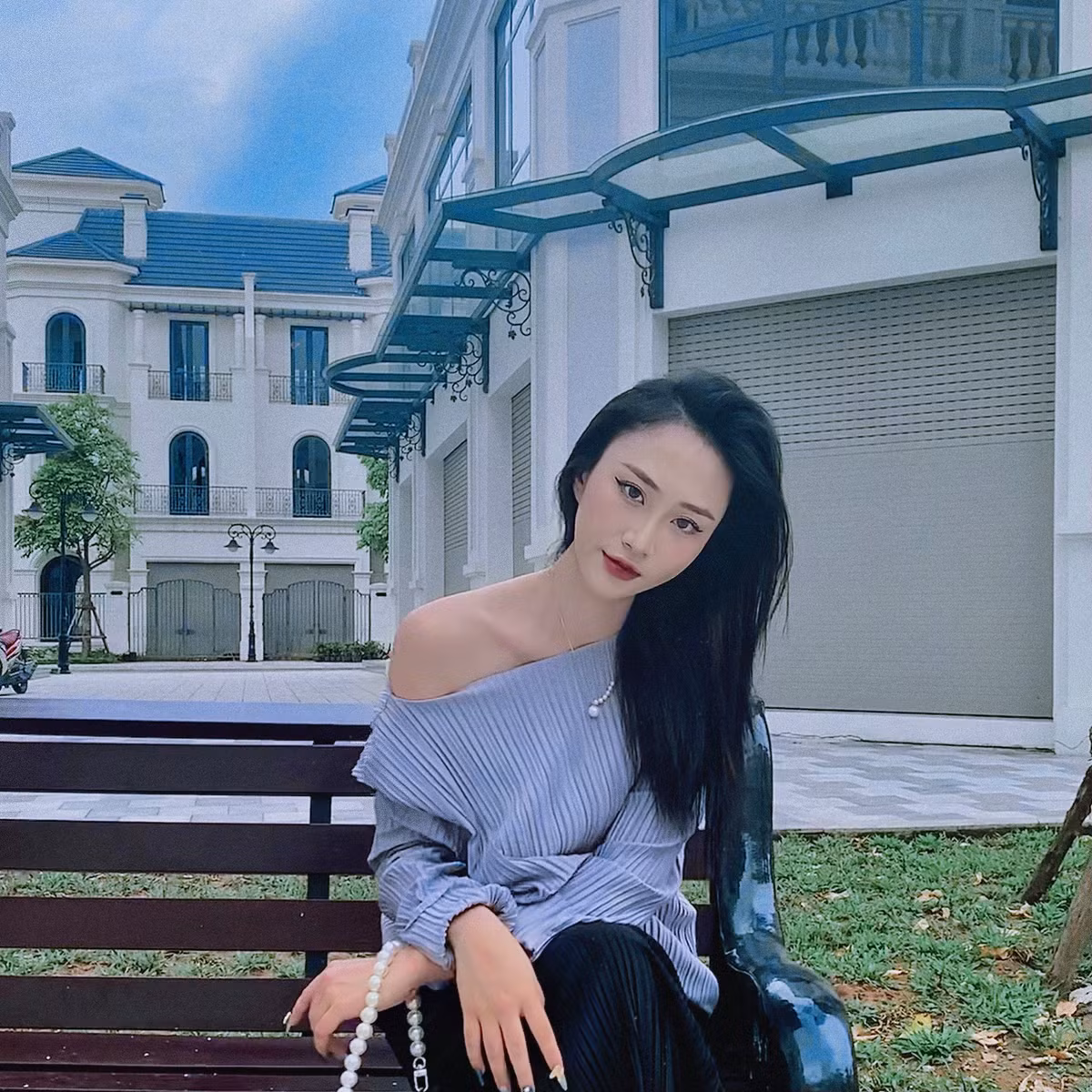 Ngay cả khi ăn mặc đơn giản cô gái này vẫn toát lên vẻ đẹp sang chảnh của mình.