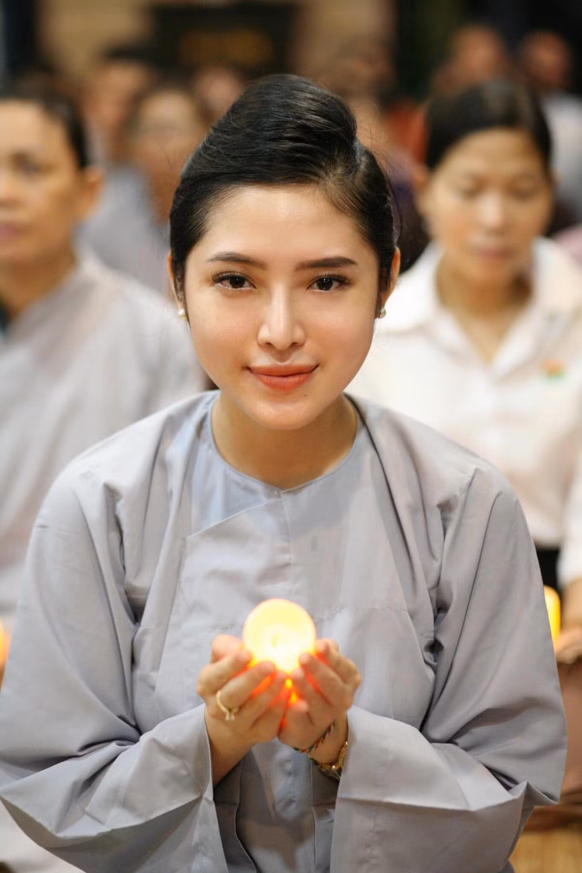 Quế Chi sỡ hữu gương mặt rạng rỡ, phúc hậu. Vì công việc là tiếp viên nên nụ cười của cô gái dường như không bao giờ tắt trên môi.