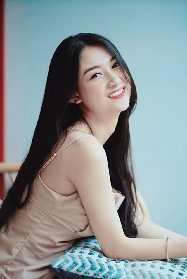 Bước ra từ bộ phim đình đám Về nhà đi con, Anh Thư trở thành một trong những thí sinh sáng giá của cuộc thi Hoa hậu Việt Nam 2020.