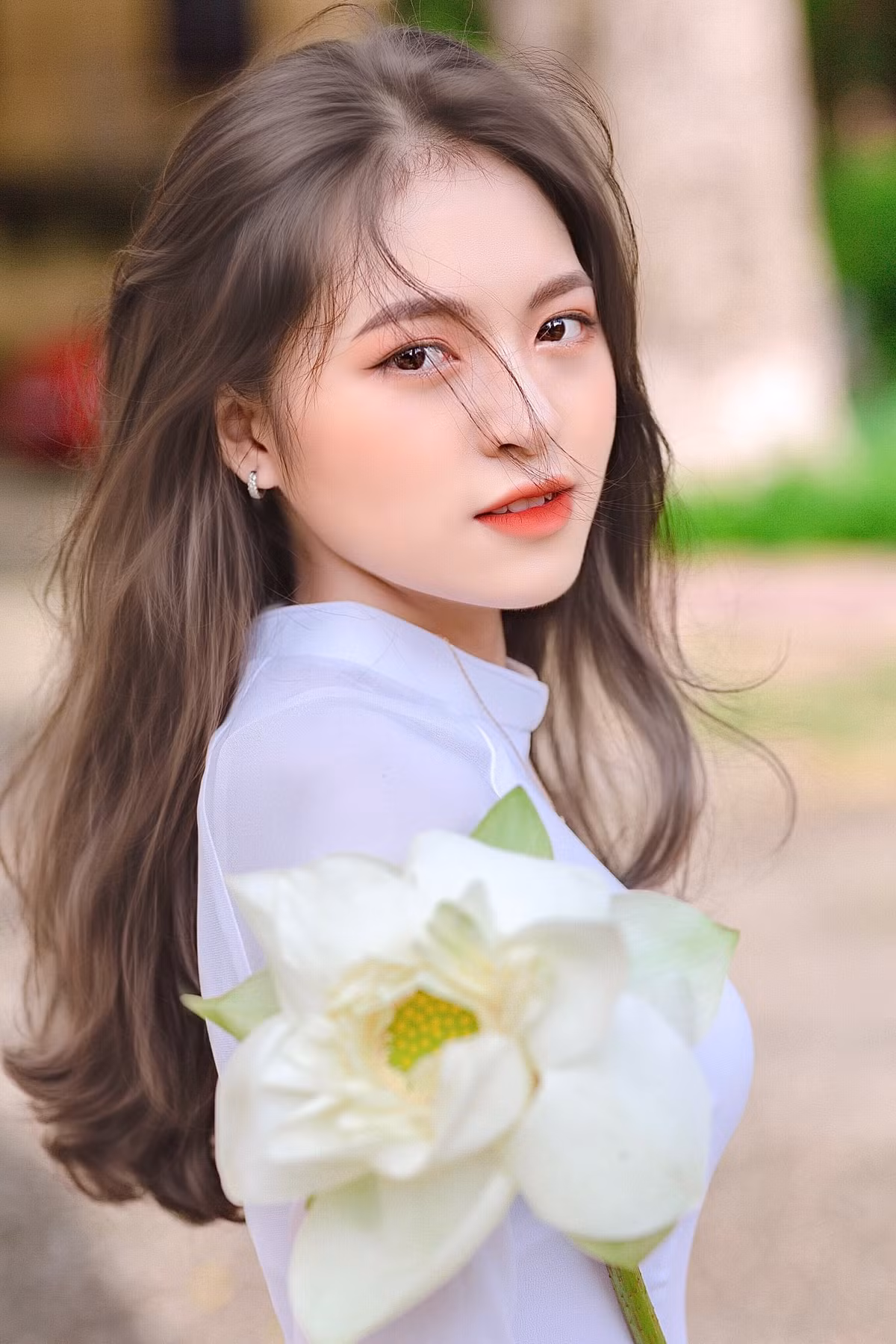 Được biết, Trần Thị Huệ là sinh viên năm hai, chuyên ngành Y khoa. Những hình ảnh diện áo dài trắng tinh khôi của nữ sinh 2K đã khiến bao người ngẩn ngơ.