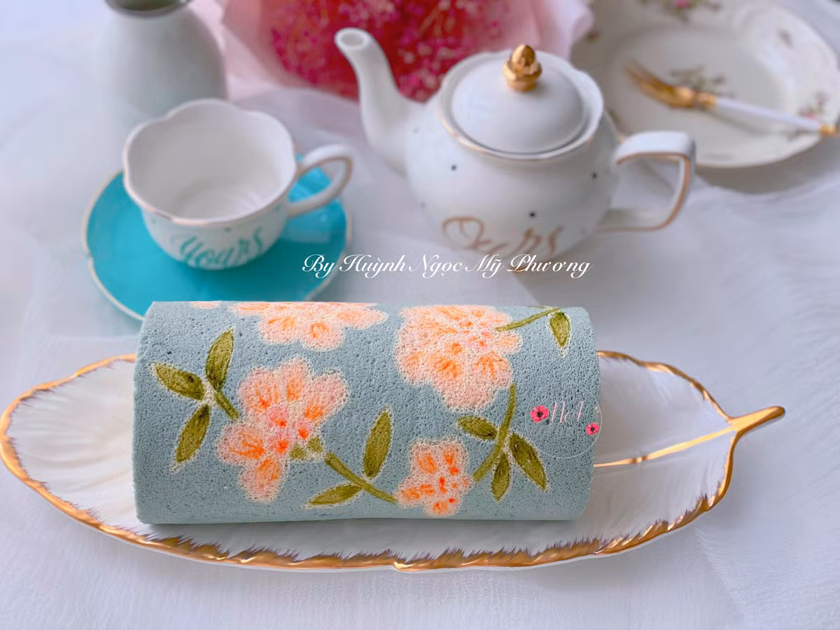 Hình vẽ trên bánh được phác họa theo mẫu đã được thiết kế sẵn nhưng lại đòi hỏi người làm bánh phải cẩn thận và khéo léo nếu không sẽ hỏng cả chiếc bánh.