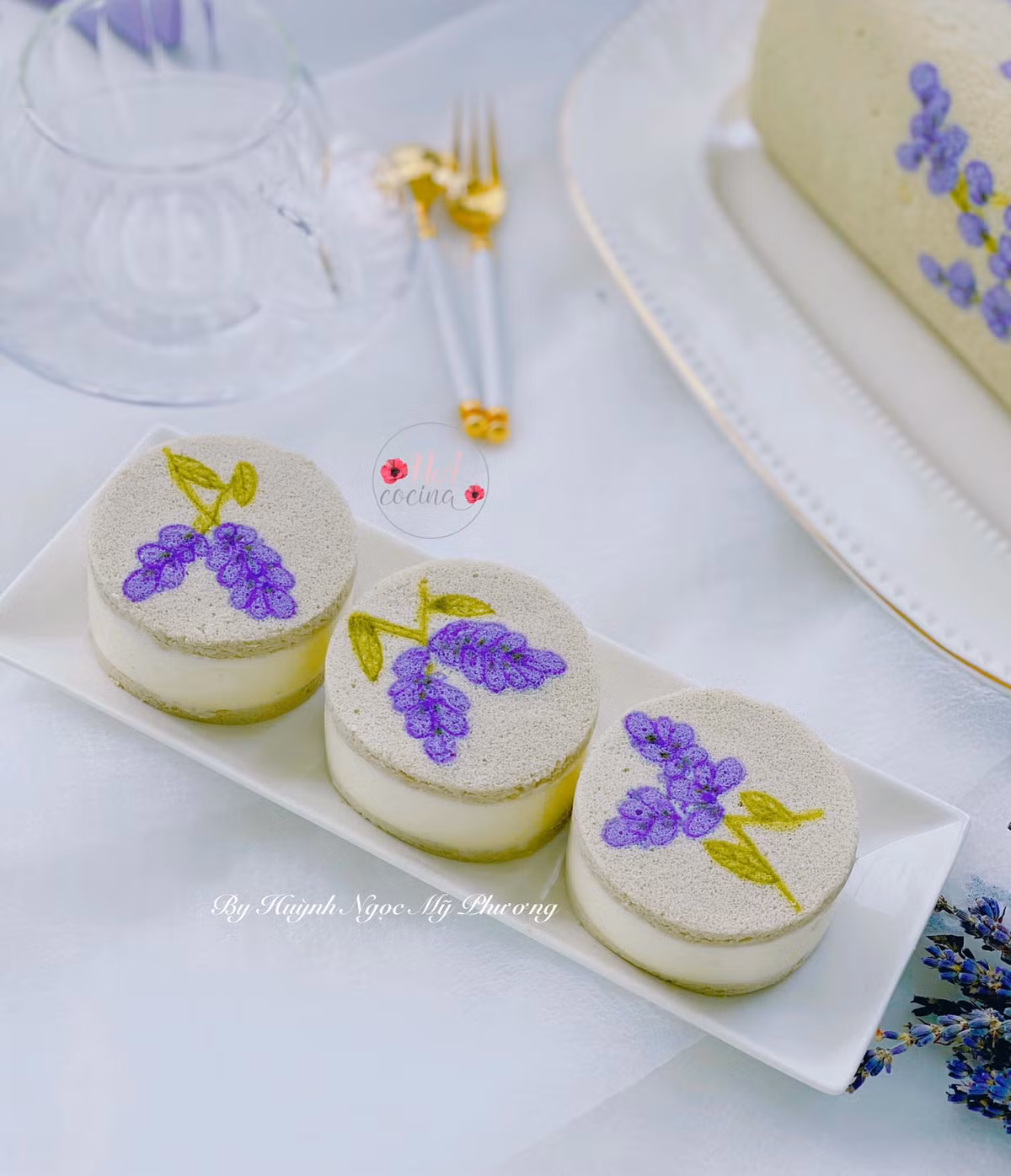 Những chiếc bánh được trang trí với hình thù nhiều loại hoa khác nhau như: Hoa hồng, hoa hướng dương, hoa thủy tiên, hoa oải hương, hoa lay ơn, hoa đào…