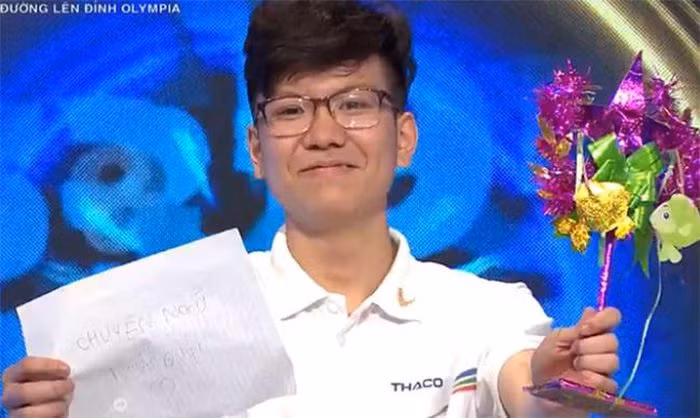 Cụ thể, Nguyễn Việt Thái từng nhận nhiều ý kiến trái chiều khi có thái độ ăn mừng quá lố trên sóng truyền hình, cười đểu đối thủ, tự nhận quen người trong ban ra đề, dùng từ ngữ tục tĩu nói về bạn gái cũ, khoe khoang được "yêu" bạn gái dù đang tuổi vị thành niên.