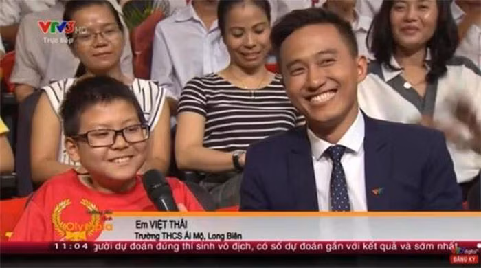 Sau khi được chú ý khắp cõi mạng, netizen không khỏi bất ngờ khi Việt Thái chính là fan trung thành của chương trình Đường Lên Đỉnh Olympia. Nam sinh từng là chủ nhân của trò chơi "Olympia trên giấy" dành cho học sinh tiểu học, được phỏng vấn trên VTV3 năm lớp 6.