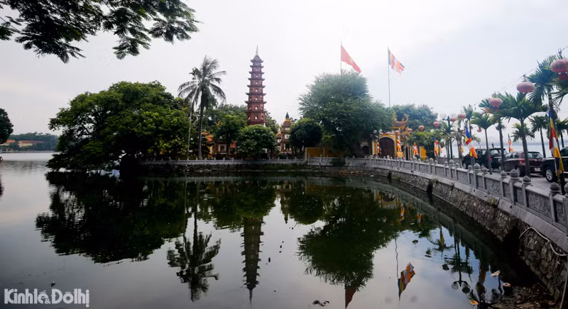 Cảnh bình yên khi chùa đóng cửa không đón phật tử dù là ngày Rằm tháng 7 Âm lịch.