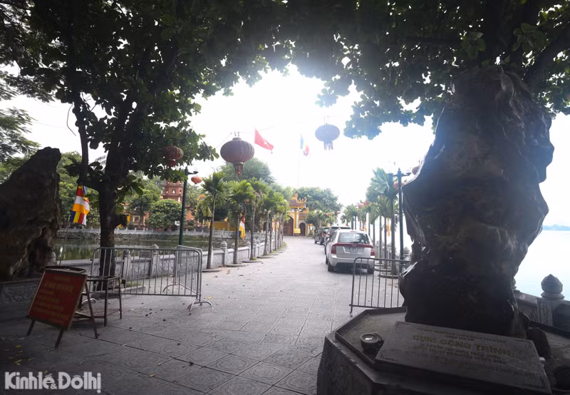 Tại chùa Trấn Quốc không có bóng người và cửa đều đóng kín.