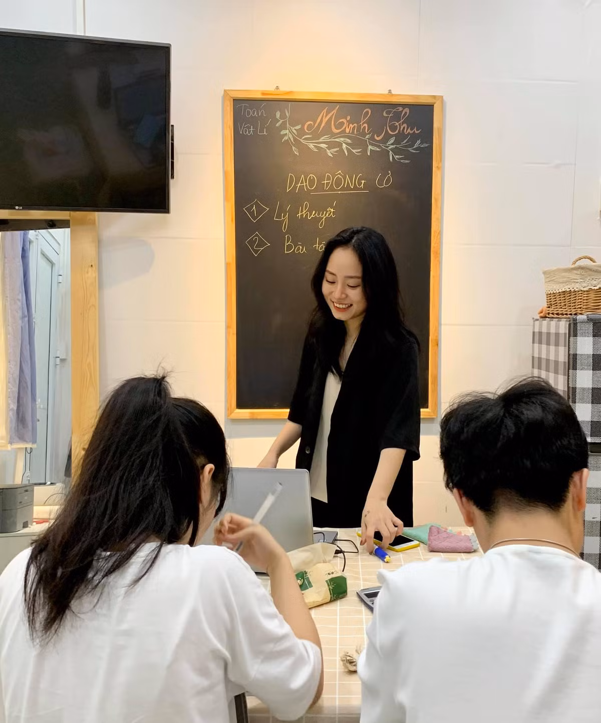 Suốt những ngày qua, MXH không ngừng xôn xao về cô giáo Minh Thu dạy học môn Vật lý bằng hình thức livestream.