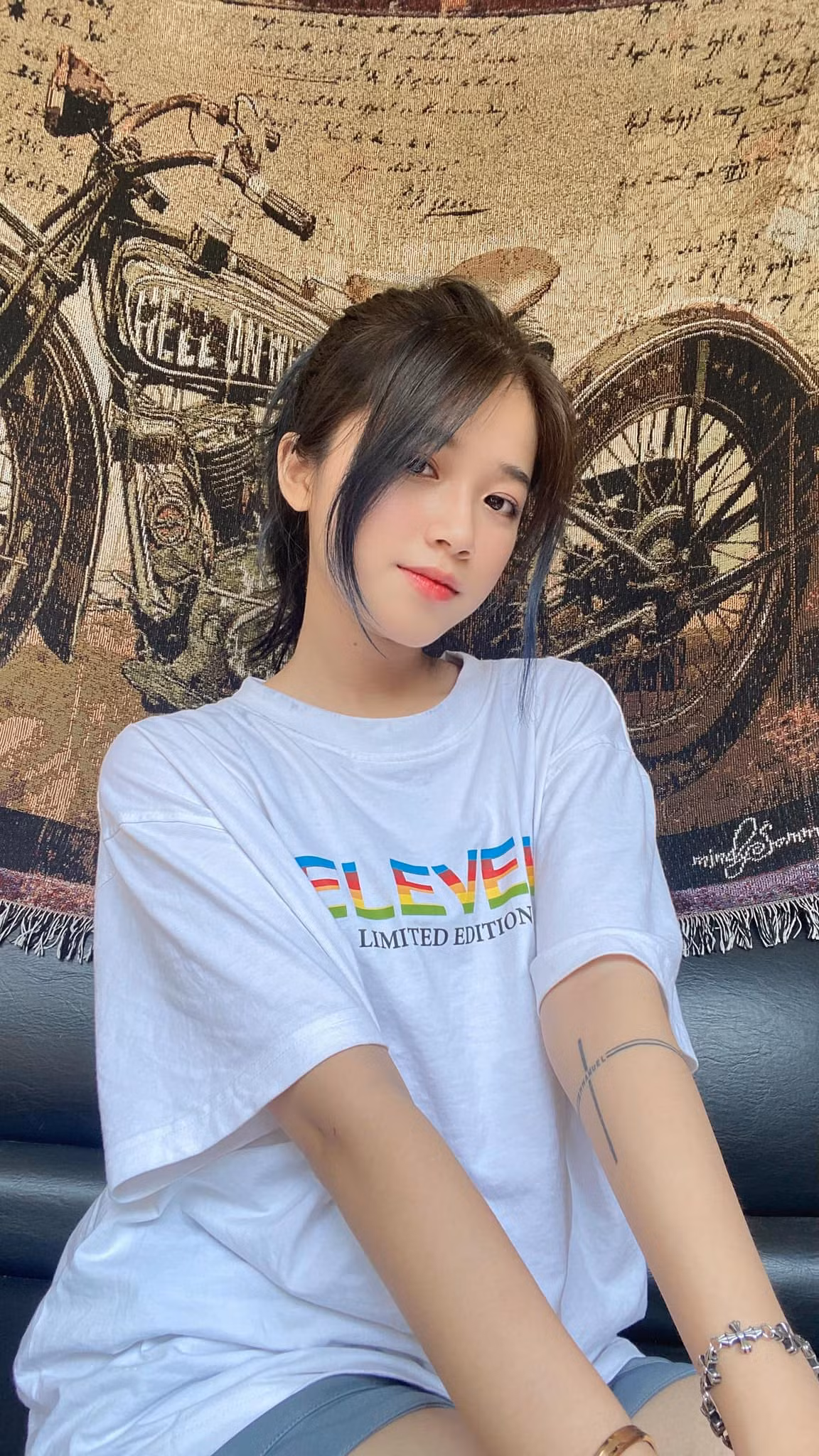 Cô nàng được nhiều bạn trẻ yêu mến nhờ phong cách ăn mặc đa dạng, ấn tượng.