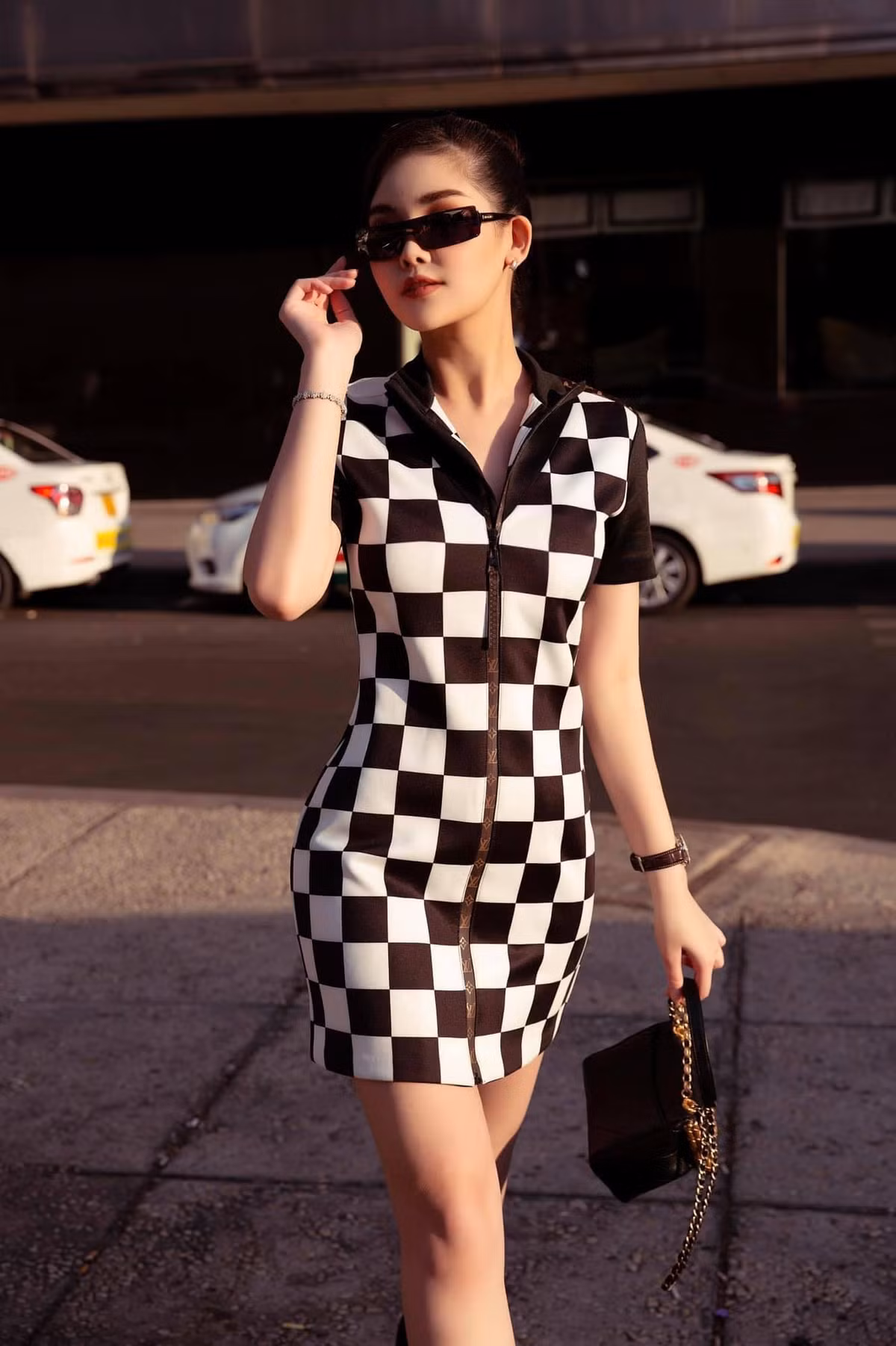 Sở hữu vóc dáng chuẩn đẹp nên Ngân Anh càng gây chú ý hơn khi diện toàn đồ hiệu đi làm.