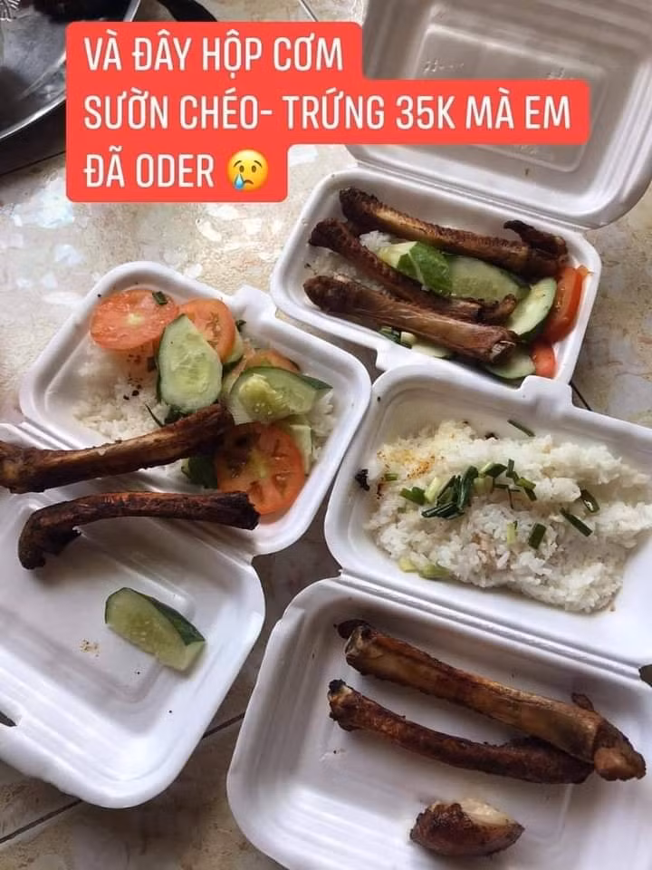 Theo đó, vì ở nhà mùa dịch nên cô gái này đã đặt đồ ăn online là 3 suất cơm sườn trên Facebook.