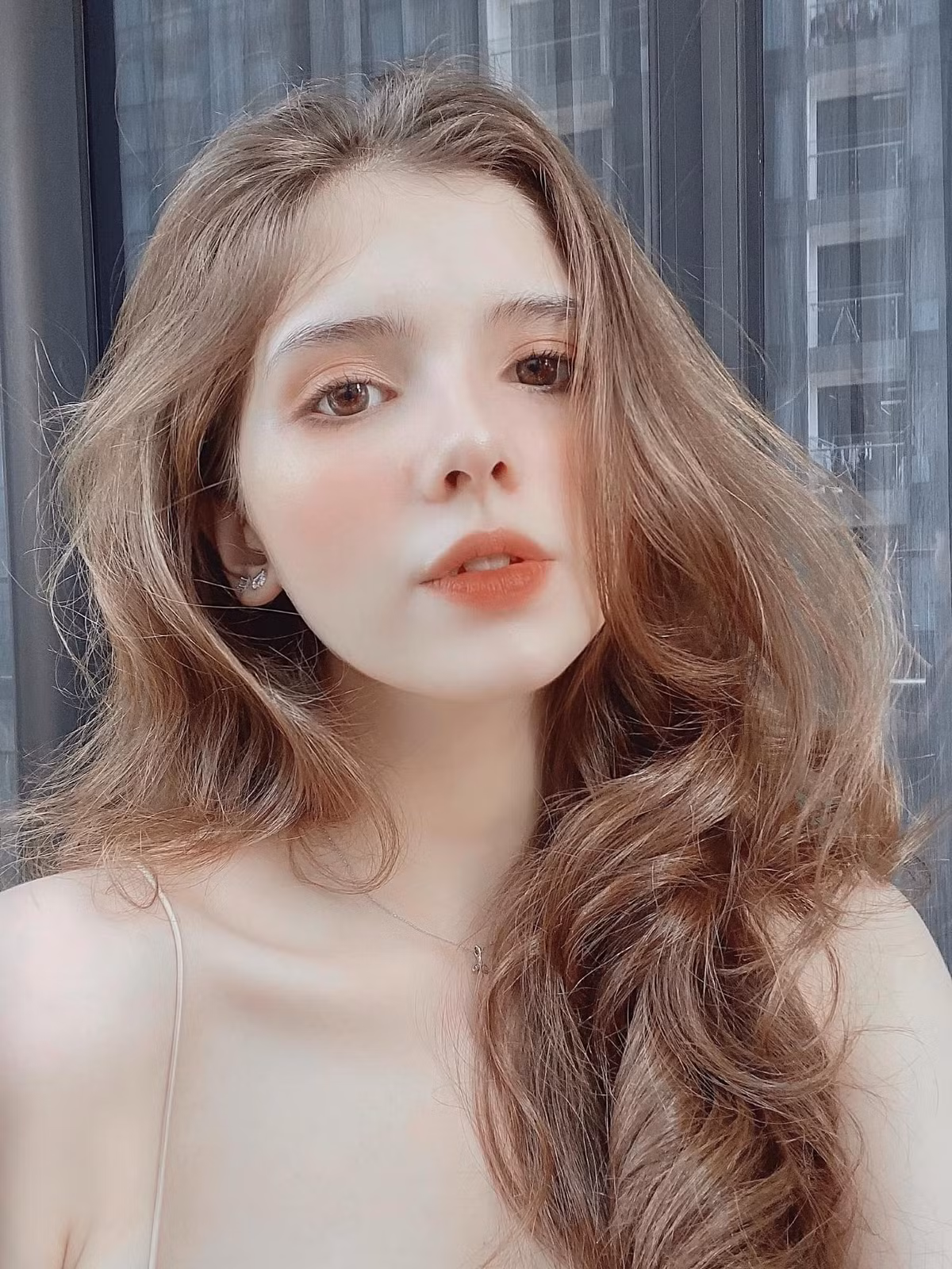 Cận cảnh gương mặt đẹp cuốn hút của Xuân Mai. Ảnh: FBNV