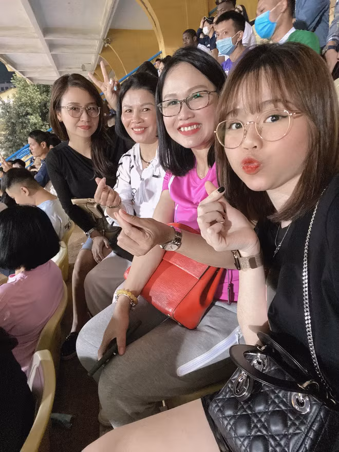 Huỳnh Anh cũng từng chia sẻ hình ảnh của mẹ, theo một số nguồn tin, mẹ Huỳnh Anh hiện đang làm việc ở Nha Trang, còn cô nàng đang sống tại chung cư riêng tại Hà Nội.