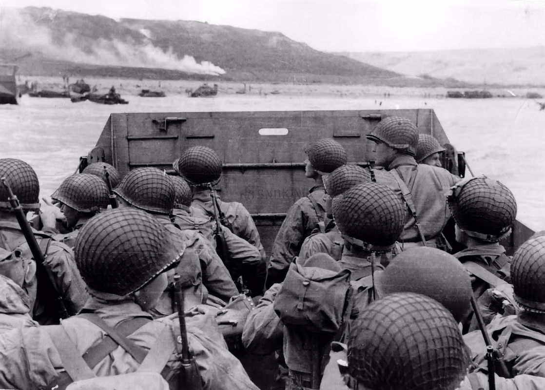 Để Hitler và phát xít Đức mắc lừa bởi chiến dịch “Fortitude South”, quân Đồng minh còn sử dụng các mô hình vũ khí bằng cao su bơm hơi để tạo hình ảnh giả về một đội quân lớn đang được tập trung ở vùng Kent cho cuộc chiến sắp tới ở Pas de Calais.
