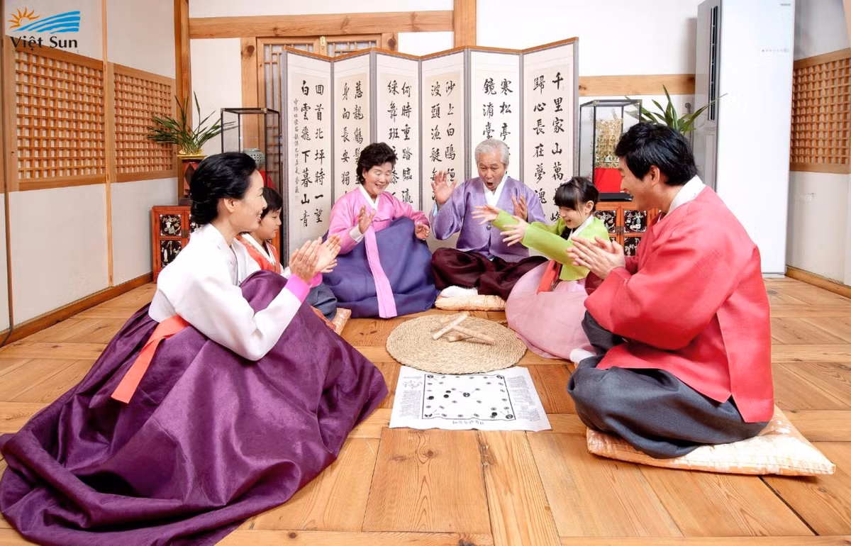 Hàn Quốc cũng đón Tết Nguyên đán (được gọi là Seollal) như nhiều nước châu Á với những phong tục truyền thống độc đáo.