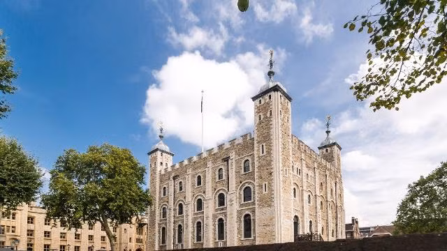 Báo cáo đầu tiên về việc nhìn thấy hồn ma ở Tháp London là dưới thời vua Henry III. Khi ấy, các công nhân đang xây dựng bức tường Inner Curtain Wall thì kinh ngạc nhìn thấy hồn ma đức Tổng giám mục Canterbury St Thomas Beckett.