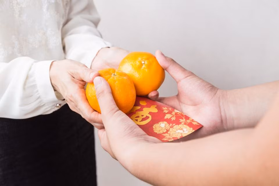 Trong tiếng Hán, chữ “cam” phát âm gần giống như “giàu có”, còn chữ “quýt” thì lại giống như “may mắn”. Ngoài ra, những vợ chồng mới cưới thường được tặng cam quýt với lời chúc họ sẽ sớm có con cái. Mời độc giả xem video: Cận cảnh: Đi tìm Tết Việt (nguồn: VTC14)