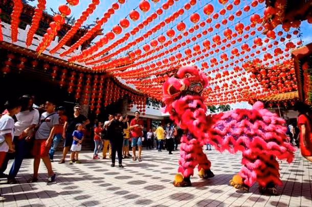 Lịch nghỉ Tết của Trung Quốc kéo dài tới 40 ngày. Thông thường người dân Trung Quốc bắt đầu hành trình về quê ăn Tết 15 ngày trước dịp lễ và trở lại làm việc sau khoảng 25 ngày.