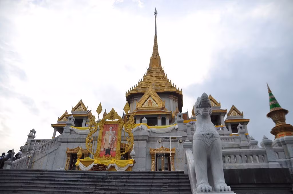 Một trong những điểm độc đáo nhất của chùa Phật Vàng là nơi đây lưu giữ pho tượng Phật vàng nguyên khối cao 3m và nặng 5,5 tấn.
