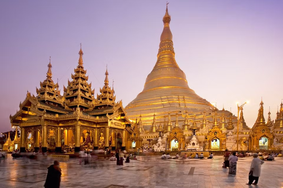 Đỉnh tháp chính trong chùa Shwedagon cao tới 99m. Bao quanh là 1.000 tháp nhỏ lưu giữ nhiều báu vật linh thiêng của Phật giáo.