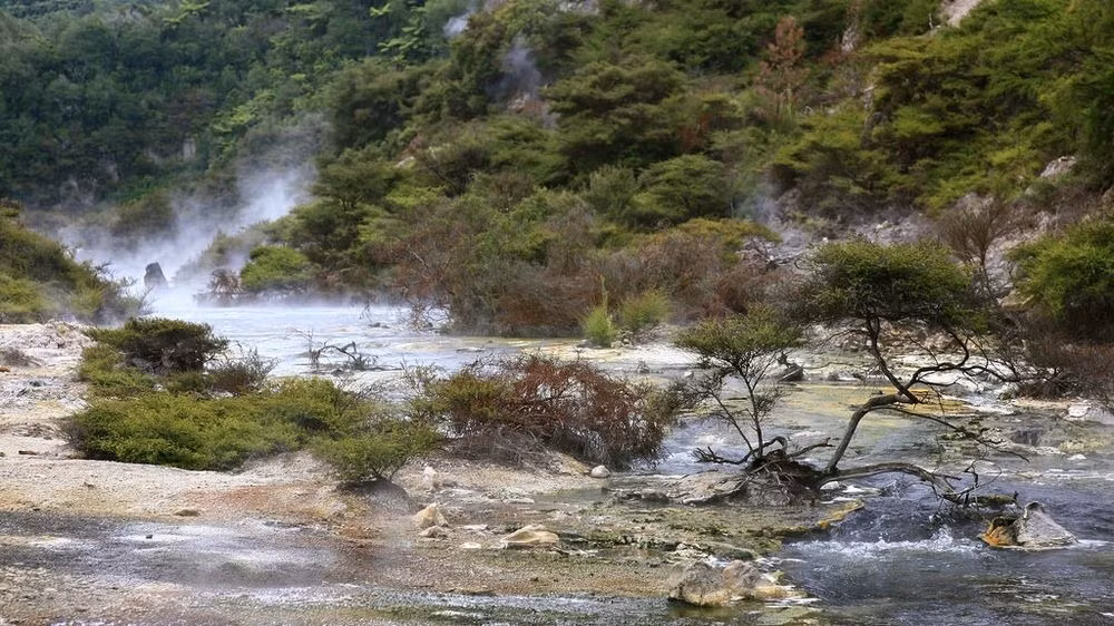 Với diện tích rộng 3,8 ha, độ sâu tối đa ở hồ chảo chiên là 20m. Nơi nông nhất tại hồ chỉ có hơn 5m.