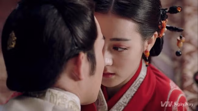 Mãi về sau, một cung nữ bí mật hạ sinh hoàng tử cho Minh Hiến Tông Chu Kiến Thâm thì mới thoát được kiếp nạn. Vạn Quý phi cũng chấp nhận cho đón tiểu hoàng tử vào cung.