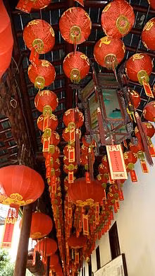Màu sắc rực rỡ này được các chuyên gia phong thủy cho là mang đến vượng khí, tài lộc và sức mạnh.