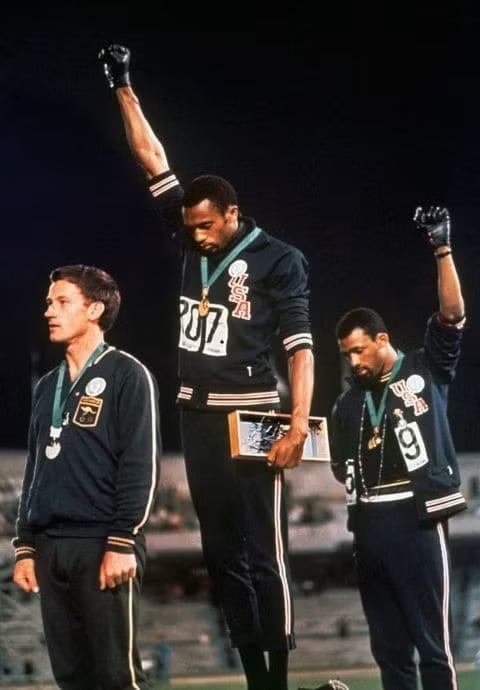 Tại lễ trao huy chương môn điền kinh trong khuôn khổ Thế vận hội Olympic ngày 12/10/1968, 2 vận động viên da đen người Mỹ: Tommie Smith và John Carlos đã giơ lên trời nắm tay đeo găng đen.