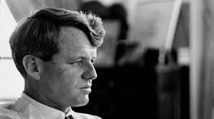 Ngày 5/6/1968, thượng nghị sĩ Mỹ Robert Francis "Bobby" Kennedy bị ám sát khi đang vận động tranh cử Tổng thống Mỹ. Ông là em trai cố Tổng thống John F. Kennedy.