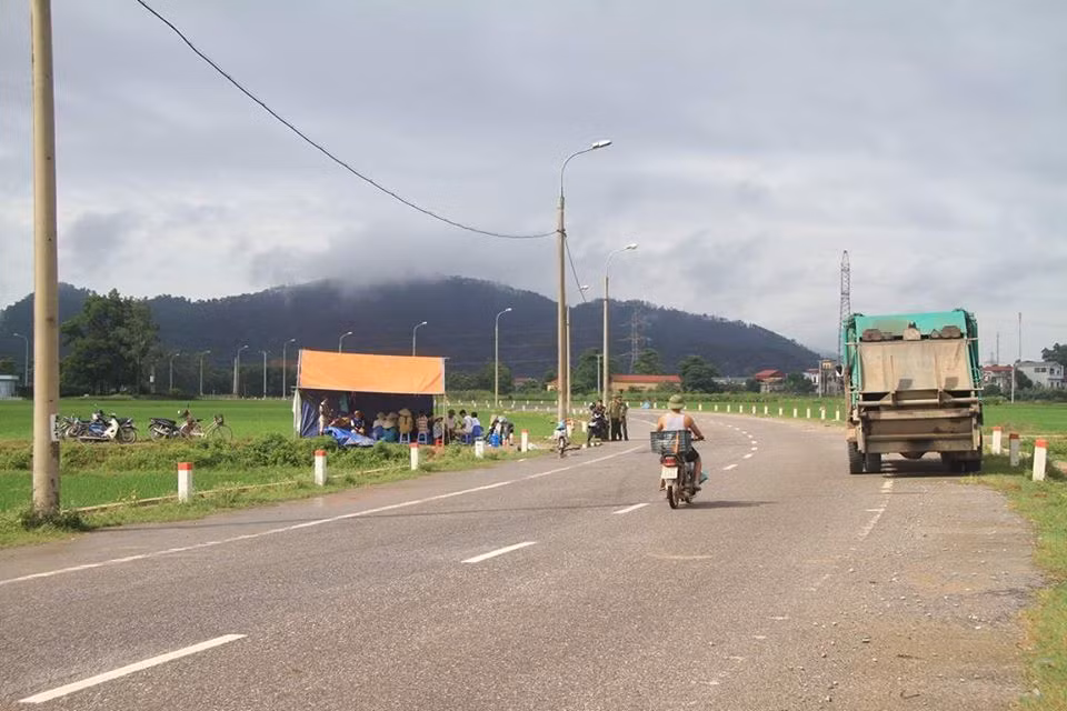 Su co 3 ngay khong do rac: Ha Noi yeu cau di dan khoi vung anh huong