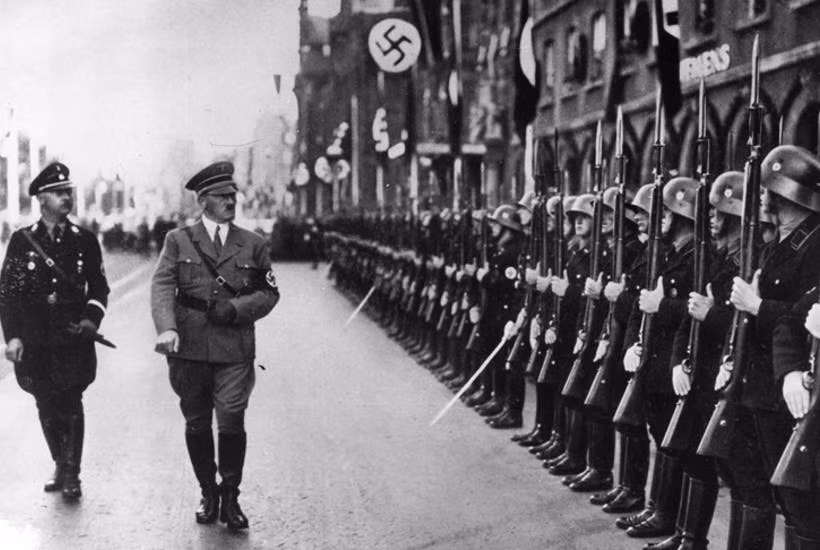 Dưới sự lãnh đạo của Đức quốc xã, Hitler đã đầu độc tư tưởng người dân Đức khi luôn hùng hồn tuyên bố phong trào Quốc xã sẽ hồi sinh nước Đức trở thành Đế chế thứ Ba hùng mạnh.