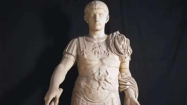 Không những vậy, hoàng đế Caligula còn có quan hệ loạn luân với các chị em gái.